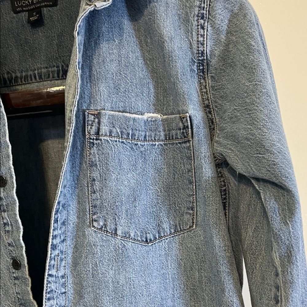 Lucky Brand Women’s Denim Chambray Button Down Shirt Small - Picture 4 of 8